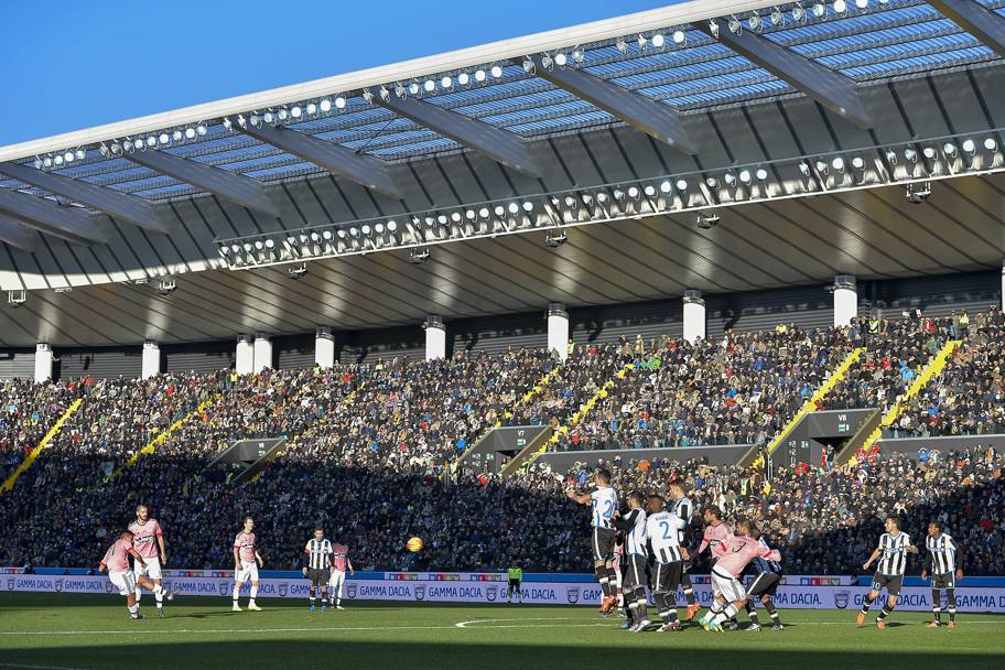 La splendida punizione di Dybala, che ha sbloccato la gara, nella bellissima cornice della nuova Dacia Arena di Udine. LaPresse